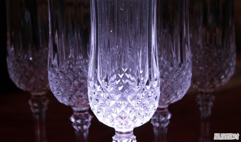 水晶眼镜能不能在阳光下戴，阳光下的水晶店铺名字 - 星座运势