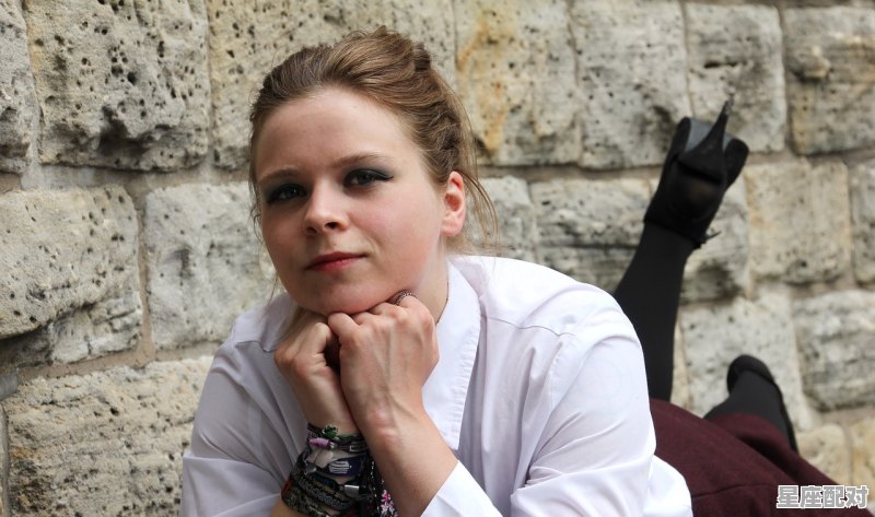 黑暗面女主角扮演者_如何搞定水瓶座男生 黑暗面女主角扮演者_如何搞定水瓶座男生 - 星座运势