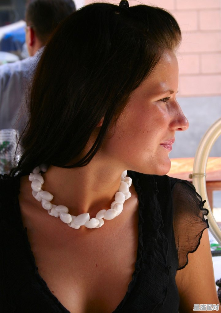 女人穿过鞋针插鞋心什么讲究,针扎脸习俗 - 星座运势