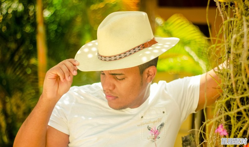 一部美国电影里男主角在一个椅子上做梦，旁边有人能在大屏幕上看见他的梦境。求名字，梦到椅子 - 星座运势