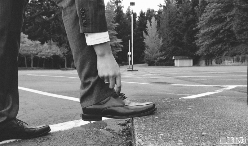 到底是赤脚好还是穿袜子好_梦到穿袜子 到底是赤脚好还是穿袜子好_梦到穿袜子 - 星座运势