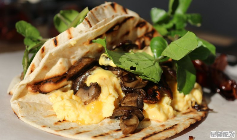 我肚子饿了煮方便面吃但是刚把面放进碗里的时候一只会飞的小虫子飞进里面,做梦梦到面 我肚子饿了煮方便面吃但是刚把面放进碗里的时候一只会飞的小虫子飞进里面,做梦梦到面 - 星座运势