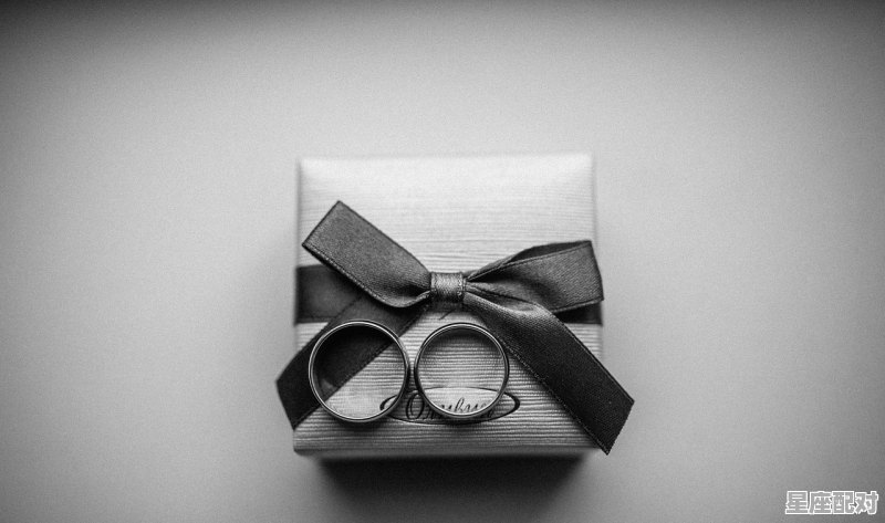 把戒指戴在脖子上，有什么寓意，做梦梦到戴戒指 - 星座运势