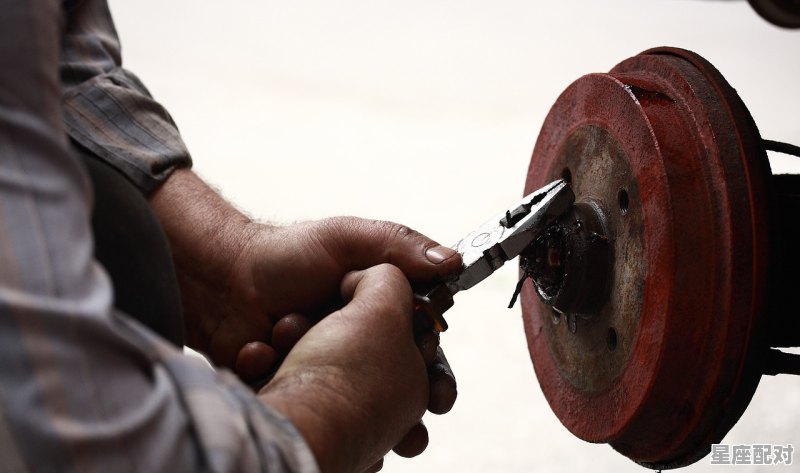 汽车刹车不灵怎么调最好，做梦梦到刹车失灵 - 星座运势