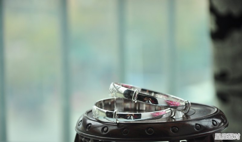 银饰手镯表面有裂纹怎么修复,梦到银镯子断了 银饰手镯表面有裂纹怎么修复,梦到银镯子断了 - 星座运势