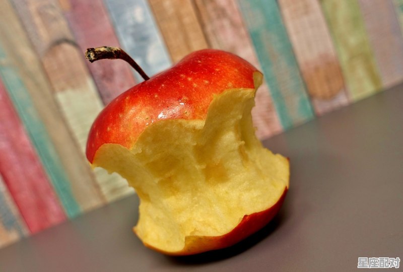 为什么苹果看起来不甜吃到嘴里确很甜，梦到吃苹果很甜 - 星座运势