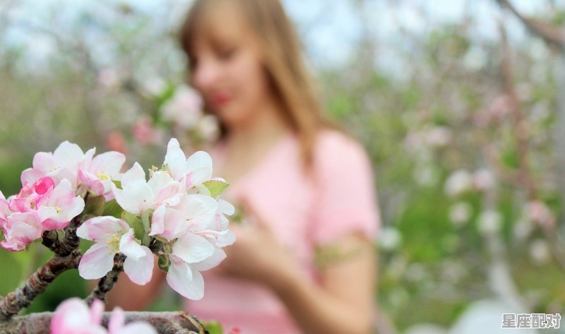 痛经能吃苹果吗？吃了苹果好像没那么痛了，是不是能缓解疼痛啊_吃苹果会加重胃酸分泌吗 - 星座运势