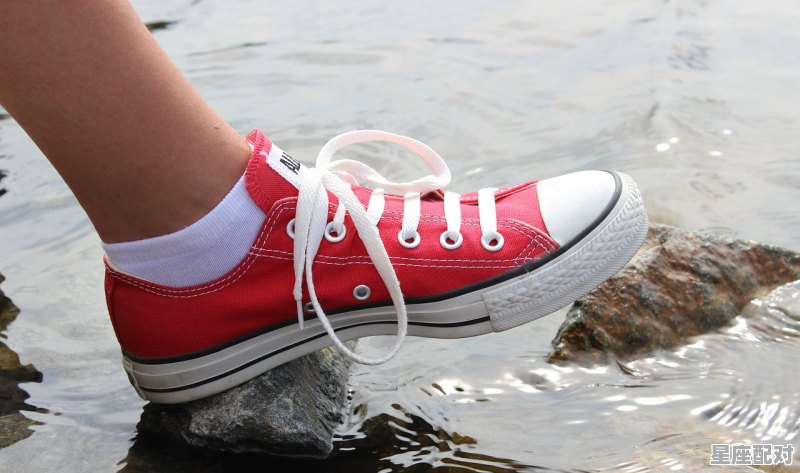 光着脚走路什么意思,做梦梦到没穿鞋 光着脚走路什么意思,做梦梦到没穿鞋 - 星座运势