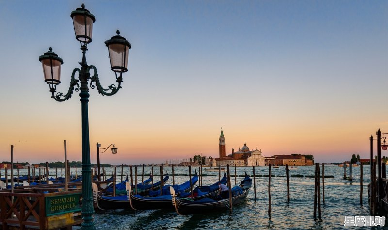 一条船在小河里穿行是什么意思_一个人骑着马在水里表达什么 - 星座运势