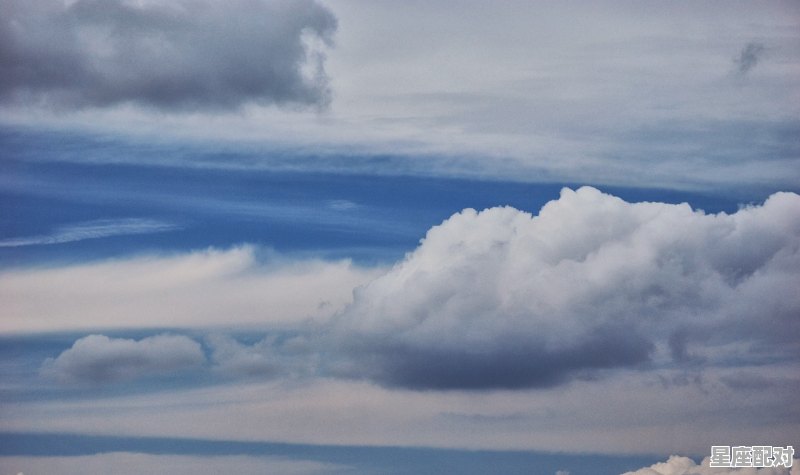 形容“蓝天白云的天空很美”的成语有哪些_梦到天上的云 - 星座运势